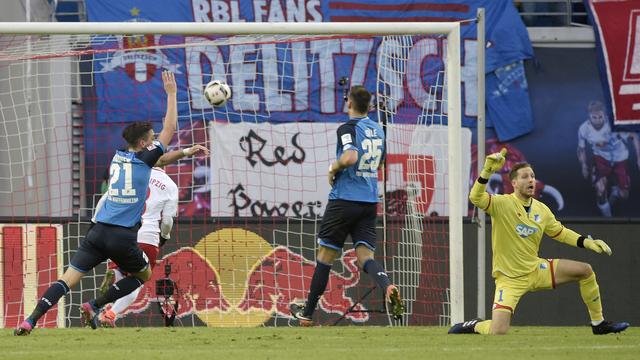 L'équipe d'Hoffenheim encaisse le premier but annonciateur de sa 1re défaite de la saison. [Jens Meyer]