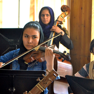 Les 35 musiciennes de l'orchestre sont âgées de 13 à 20 ans. [DPA/AFP - Mohammad Jawad]
