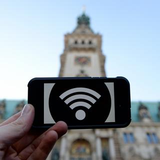 Un logo wifi sur un smartphone à Hambourg en 2014. [DANIEL REINHARDT / DPA]
