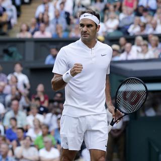 Roger Federer s'apprête à affronter Milos Raonic. [Keystone - Peter Klaunzer]