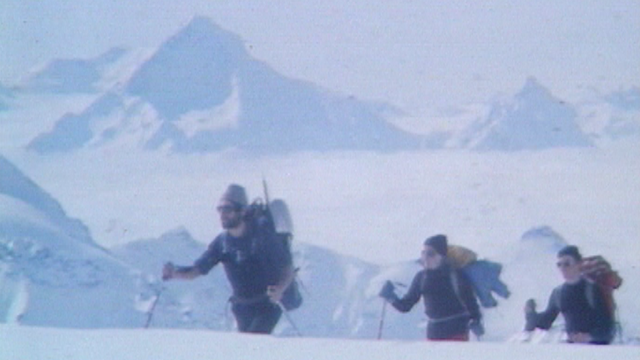 Ski-alpinisme sur la voie de la Haute-route, 1978. [RTS]