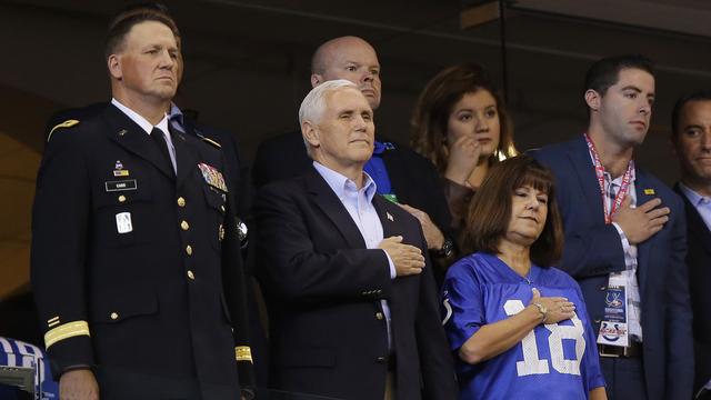 Le vice-président américain Mike Pence (au centre) et son épouse Karen lors de l'hymne national à Indianapolis dimanche. [AP Photo/Keystone - Michael Conroy]