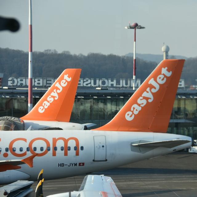 Des avions Easyjet à l'EuroAirport, l'aéroport de de Bâle-Mulhouse. [RTS - Gaël Klein]