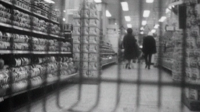 Dans les rayons d'un supermarché en 1973. [RTS]