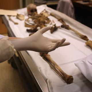 Des médecins légistes collaborent à l'enquête après la découverte de deux corps momifiés sur le glacier des Diablerets (image d'illustration). [GETTY IMAGES NORTH AMERICA/AFP - John Moore]
