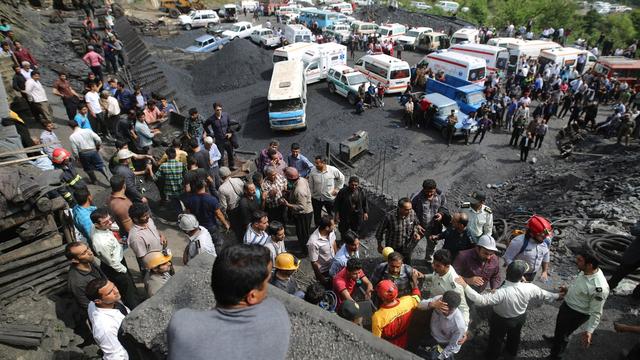 Les secours ont extrait 21 corps d'une mine de charbon dans le nord de l'Iran. [EPA Stringer]