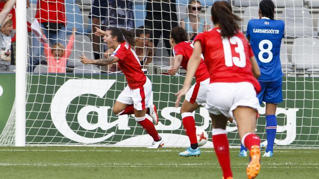 Ramona Bachmann fête le 2e but de l'équipe de Suisse contre l'Islande. [Salvatore Di Nolfi]