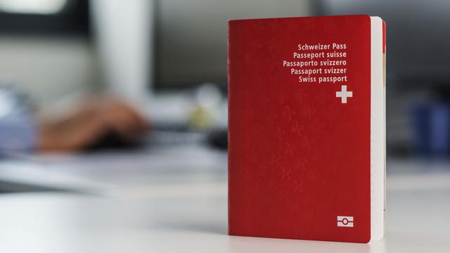 A l'inverse du passeport suisse, le projet de e-ID ne sera pas un support physique et ne pourra pas être utilisé pour voyager (image d'illusatration). [Keystone - Christian Beutler]