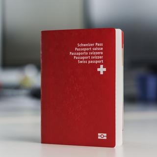 A l'inverse du passeport suisse, le projet de e-ID ne sera pas un support physique et ne pourra pas être utilisé pour voyager (image d'illusatration). [Keystone - Christian Beutler]