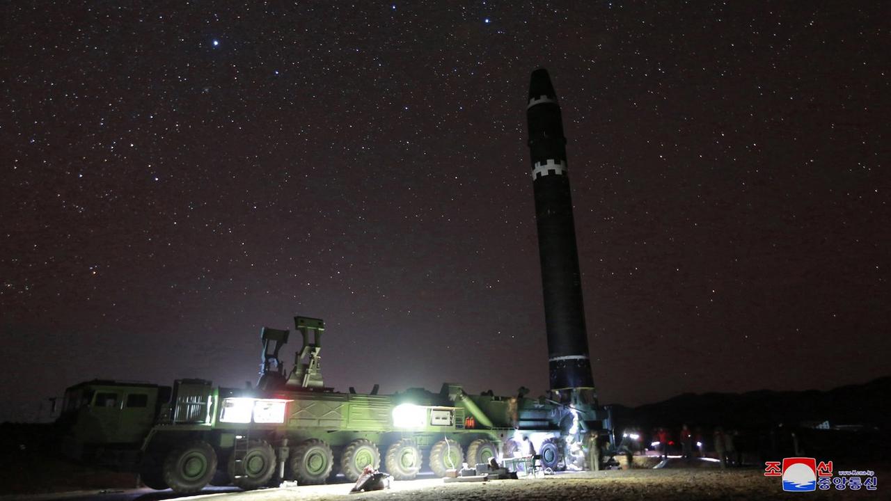 Image d'un missile nord-coréen de type Hwasong-15, publiée par l'agence de presse gouvernementale le 30 novembre 2017. [KCNA]