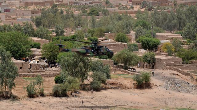 L'hélicoptère survolant Gao, dans lequel se trouvait le président français Emmanuel Macron lors de sa visite le 19 mai au Mali. [AFP - Christophe Petit Tesson]