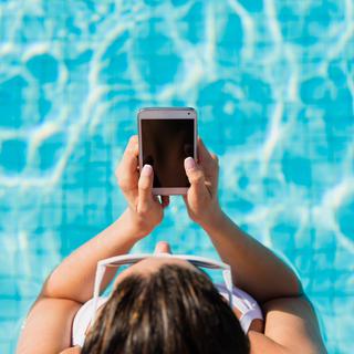 Un smartphone a-t-il sa place à la piscine? [fotolia - Dirima]