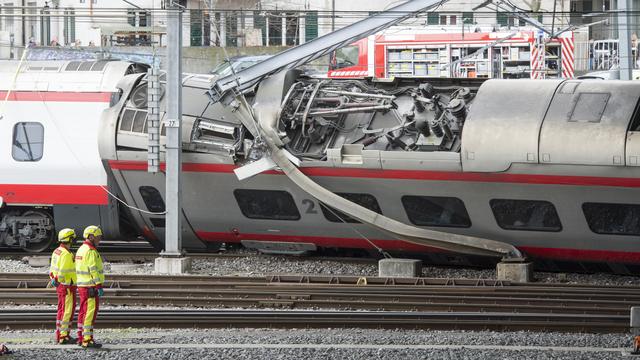 Le déraillement d'un train Eurocity a fait plusieurs blessés mercredi en gare de Lucerne. [Keystone - Urs Flueeler]