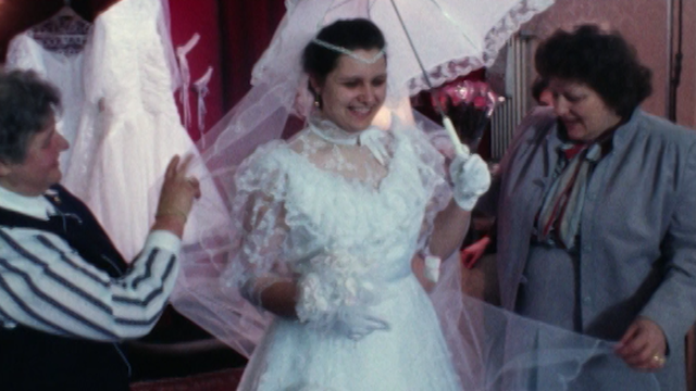 L'essayage de la robe: un moment hautement symbolique dans un mariage traditionnel. [RTS]