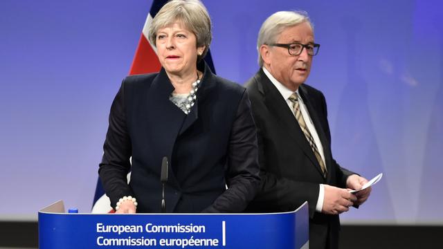 La Première ministre britannique Theresa May et le chef de la Commission européenne Jean-Claude Juncker à Bruxelles le 4 décembre. [AFP - JOHN THYS]