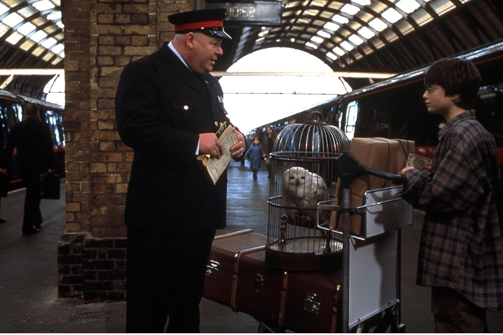 Harry Potter à la gare de Londres cherche le train pour l'école des sorciers. [Warner Bros/Heyday Films/Collection Christophel]