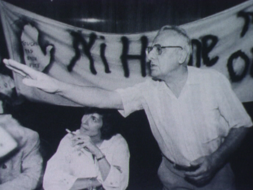 Mariette Paschoud aux côtés de Henri Roques  à Paris en juillet 1987. [RTS]