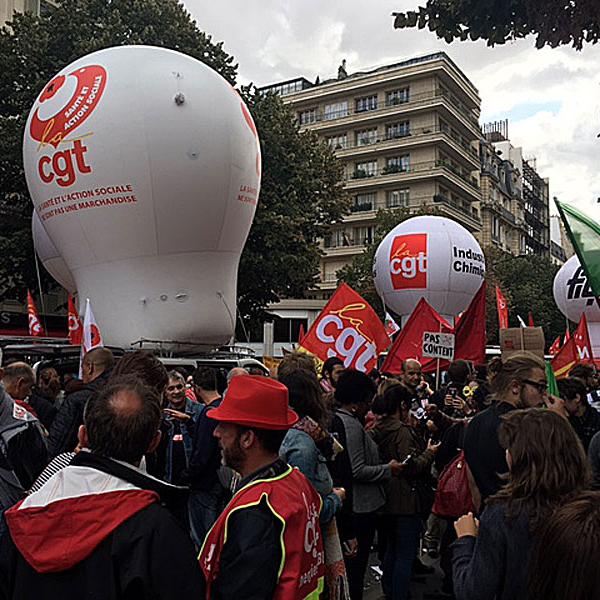 Ils étaient plusieurs dizaine de milliers à manifester en France contre la réforme du code du travail. [RTS - Ariane Hasler]