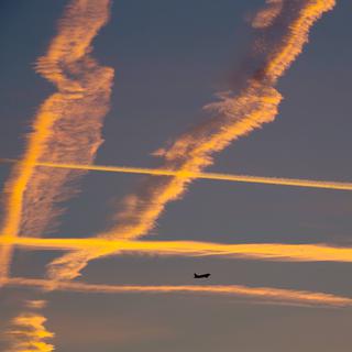 La trace laissée dans le ciel par plusieurs avions au-dessus de Francfort, en Allemagne (image d'illustration). [DPA/AFP - Frank Rumpenhorst]