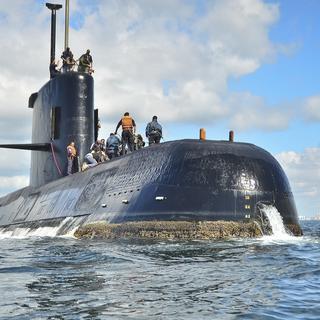 La dernière position connue du sous-marin agentin ARA San Juan, qui embarquait 44 hommes d'équipage, se situait à 432 km exactement de la côte de Patagonie.