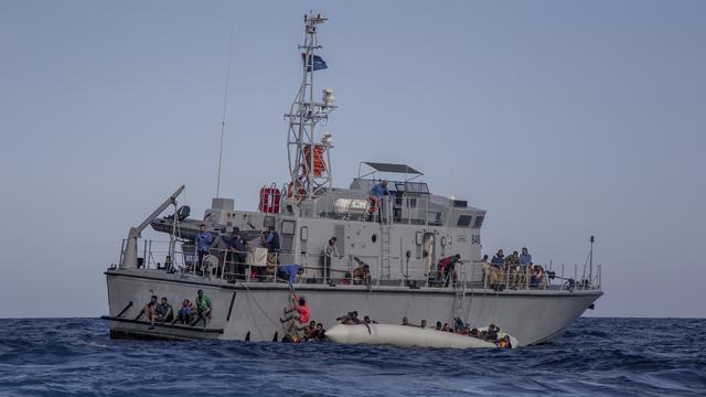 Les gardes-côtes libyens récupèrent une embarcation de migrants en mer, le 6 novembre. [AFP - Alessio Paduano]