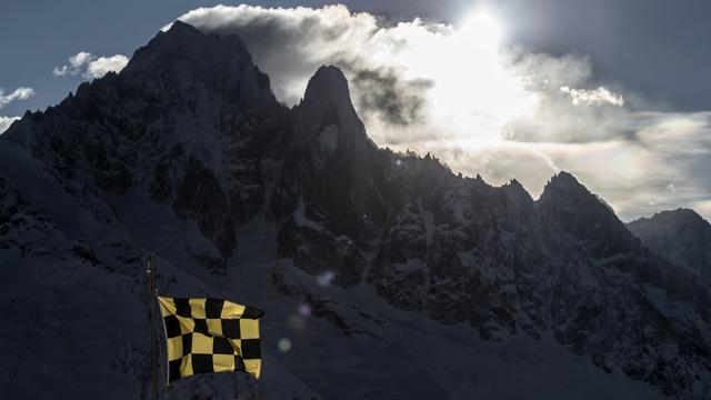 Un drapeau indiquant un risque d'avalanche à proximité d'une montagne savoyarde (image d'illustration). [Jeff Pachoud]