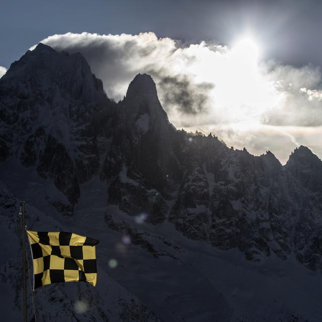 Un drapeau indiquant un risque d'avalanche à proximité d'une montagne savoyarde (image d'illustration). [Jeff Pachoud]