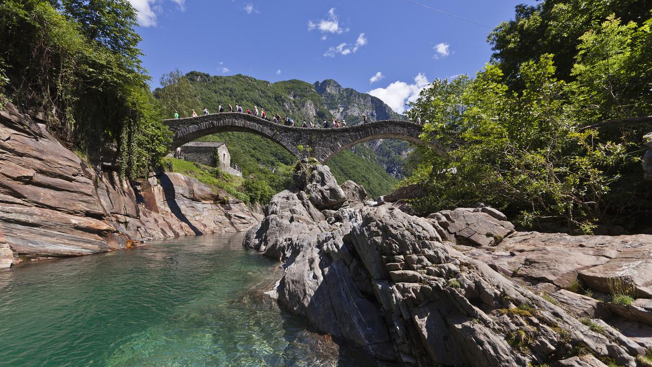 Lavertezzo, avec son pont en pierre qui enjambe la rivière, est l'un des endroits les plus prisés du Val Verzasca. [Keystone - Gaëtan Bally]