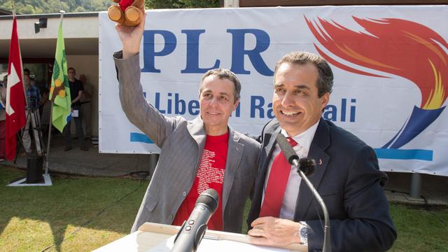 Ignazio Cassis aux côtés du président du PLR tessinois Bixio Caprara mardi à Breggia. [Ti-Press/Keystone - Davide Agosta]