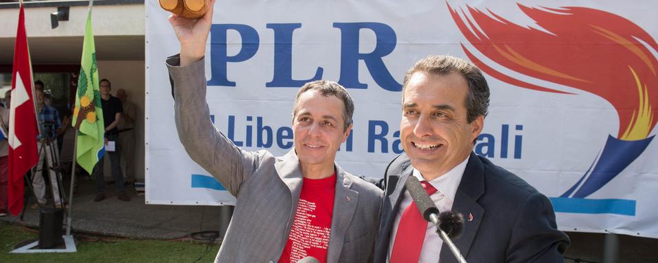 Ignazio Cassis aux côtés du président du PLR tessinois Bixio Caprara mardi à Breggia. [Ti-Press/Keystone - Davide Agosta]