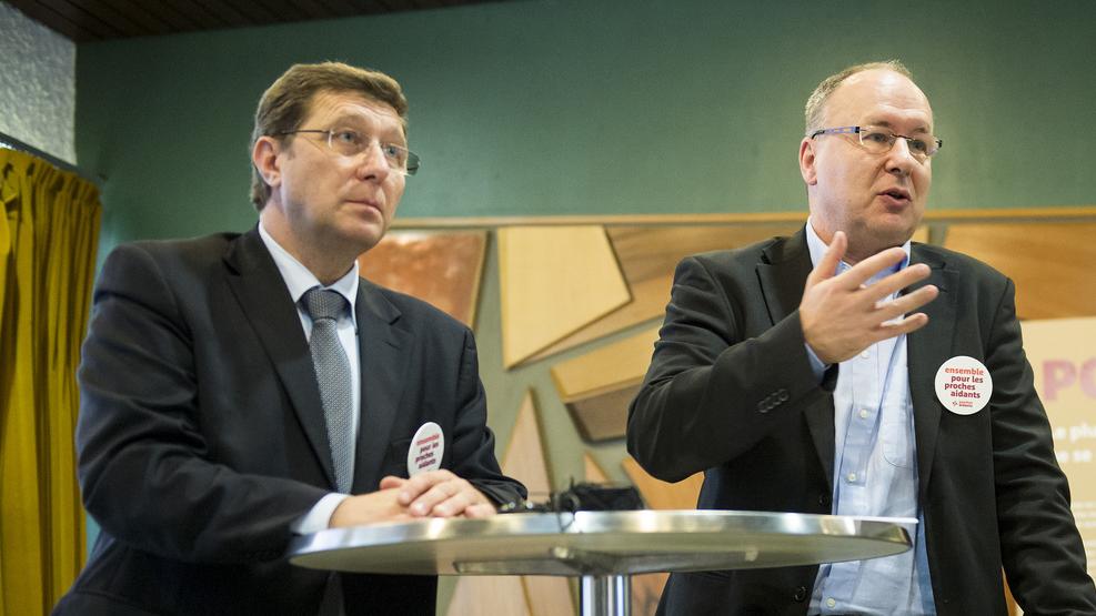 Les conseilles d'Etat Mauro Poggia et Pierre-Yves Maillard lors d'une conférence de presse commune en octobre 2014. [Keystone - Jean-Christophe Bott]