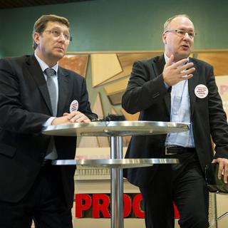 Les conseilles d'Etat Mauro Poggia et Pierre-Yves Maillard lors d'une conférence de presse commune en octobre 2014. [Keystone - Jean-Christophe Bott]