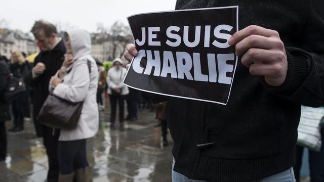 Hommage à Charlie Hebdo sur le parvis de la cathédrale Notre-Dame, le 7 janvier 2015. [Keystone - Ian Langsdon]