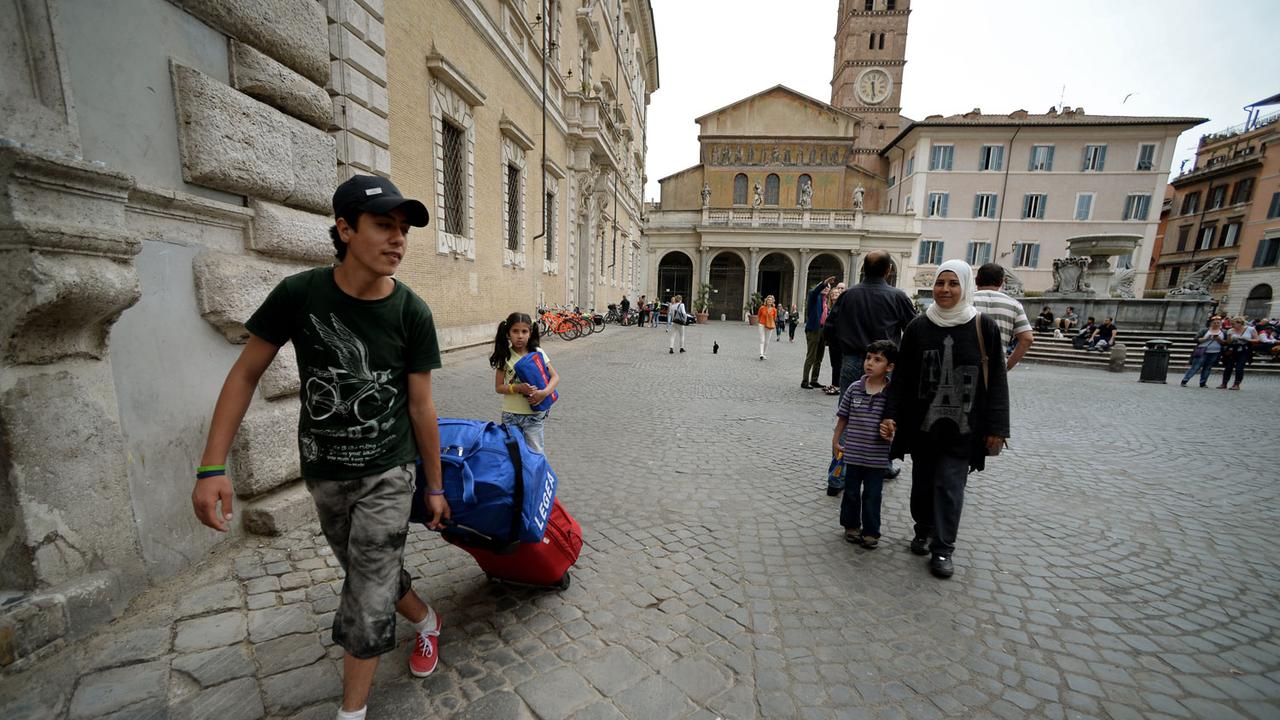 Des réfugiés accueillis par la communauté St. Egidio à Rome en 2016. [AFP - Filippo Monteforte]