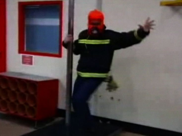 Clip vidéo des pompiers de l'aéroport de Genève en 2007. [RTS]