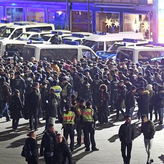 Contrôles de police lors du réveillon de Nouvel An devant la gare de Cologne, en Allemagne. [Keystone/DPA - Henning Kaiser]