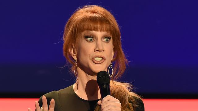 Kathy Griffin a dû s'excuser pour avoir posé avec la tête décapitée de Donald Trump. [ROBYN BECK]