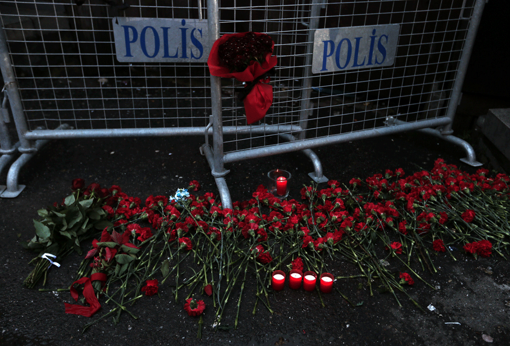 Des fleurs ont été déposée près de la discothèque où a été commis l'attentat. [Reuters - Huseyin Aldemir]