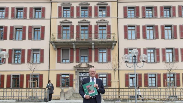 Le conseiller national Jean-Luc Addor lors du dépôt à Sion de l'initiative "pour des têtes nues dans les écoles publiques du Valais". [Keystone - Cyril Zingaro]