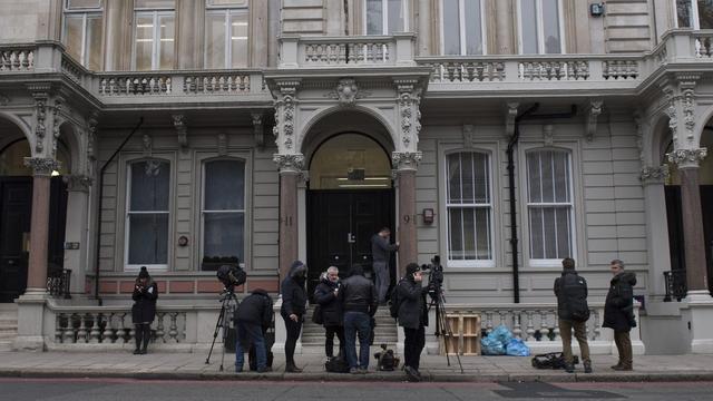 La presse était rassemblée devant l'entrée de l'agence de renseignements privée Orbis à Londres, jeudi 12 janvier. [Keystone - Will Oliver - EPA]