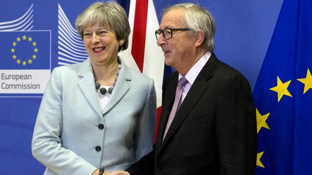 La Première ministre britannique Theresa May et le président de la Commission européenne Jean-Claude Juncker vendredi matin. [AP Photo/Keystone - Virginia Mayo]