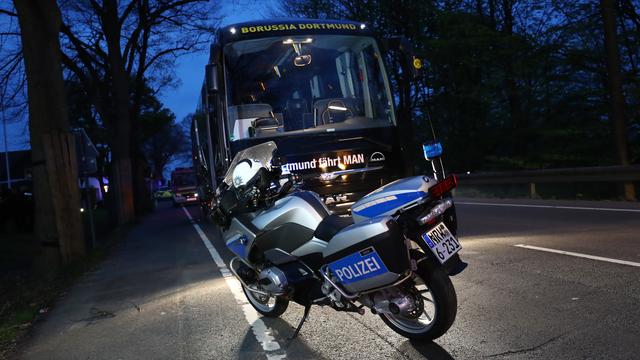 Une moto de la police allemande stationnée devant le bus du Borussia Dortmund visé par une attaque à l'explosif. [Reuters - Kai Pfaffenbach]