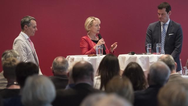 Les trois candidats lors de la réunion lundi soir à Zoug. [Keystone - Urs Flüeler]