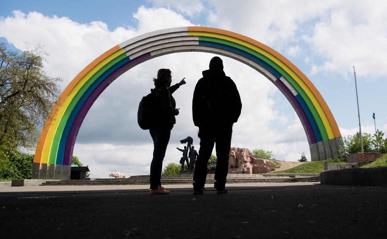 L'immense arc en titane symbolisant autrefois l'amitié russo-ukrainienne devait être repeint aux couleurs de l'arc-en-ciel, symbole de la fierté homosexuelle. [DPA/AFP - JULIAN STRATENSCHULTE]