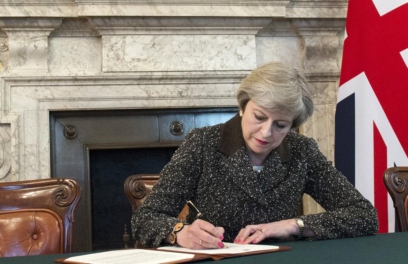 Theresa May a signé mardi soir la lettre déclenchant le Brexit. [EPA/ 10 DOWNING STREET HANDOUT - Jay Allen]