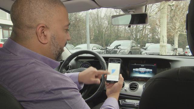 Karim, un chauffeur Uber, montre le règlement d'une course sur l'application. [RTS]