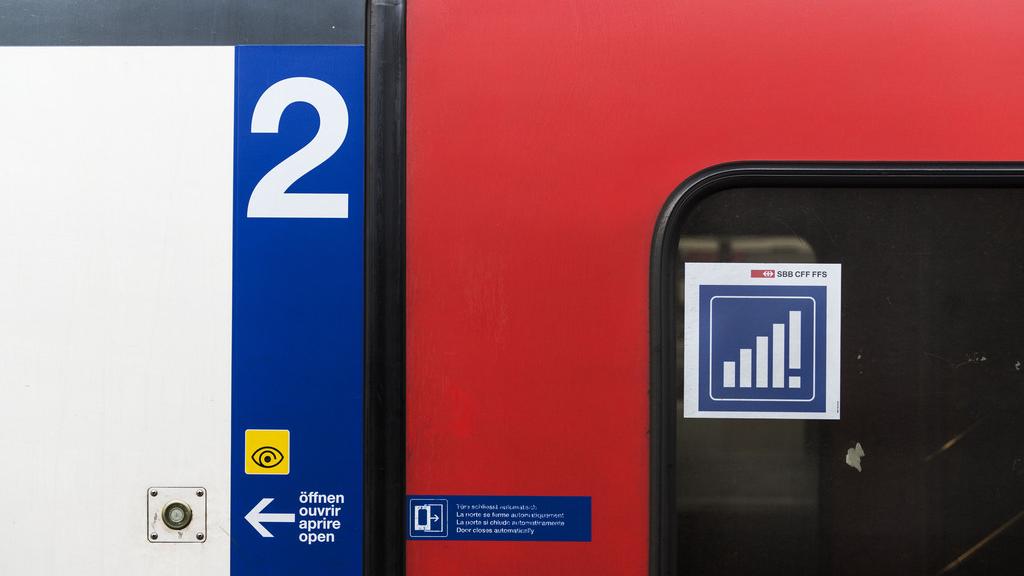 Les CFF n'envisagent pas de proposer du wifi dans les trains régionaux en Suisse. [KEYSTONE - Christian Beutler]