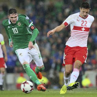 Le Suisse Fabian Schar dispute la balle à l'Irlandais Kyle Lafferty en 2018. [AFP - Paul Faith]