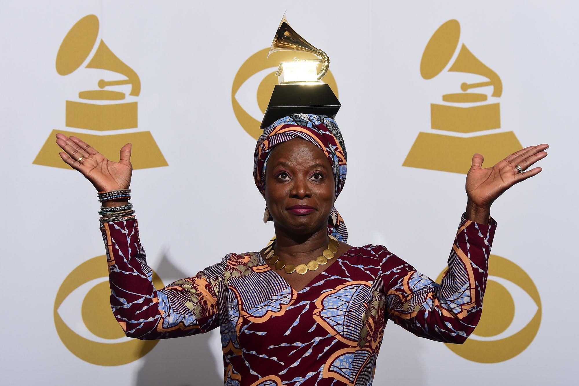 Angélique Kidjo pose sur sa tête son Grammy Awards remporté en 2015, à Los Angeles [AFP - /FREDERIC J. BROWN]