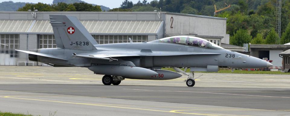 Un FA-18 sur le tarmac de Payerne. [Keystone - Christian Brun]